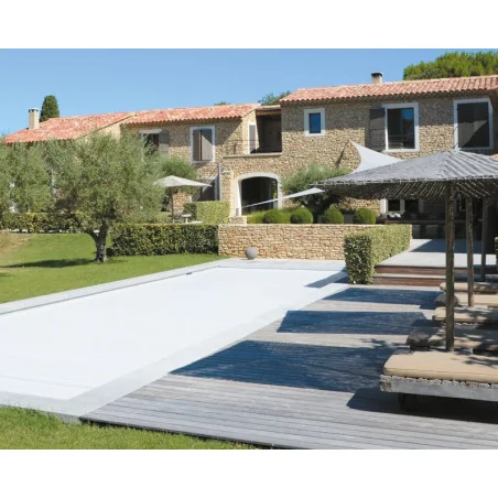 Cobertura de ripas com rolo solar para piscinas