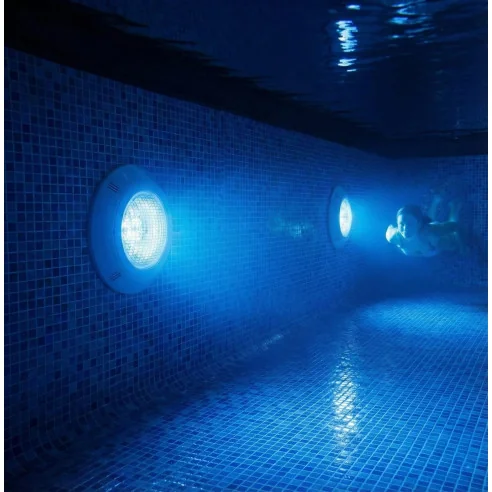 piscina de noche iluminada