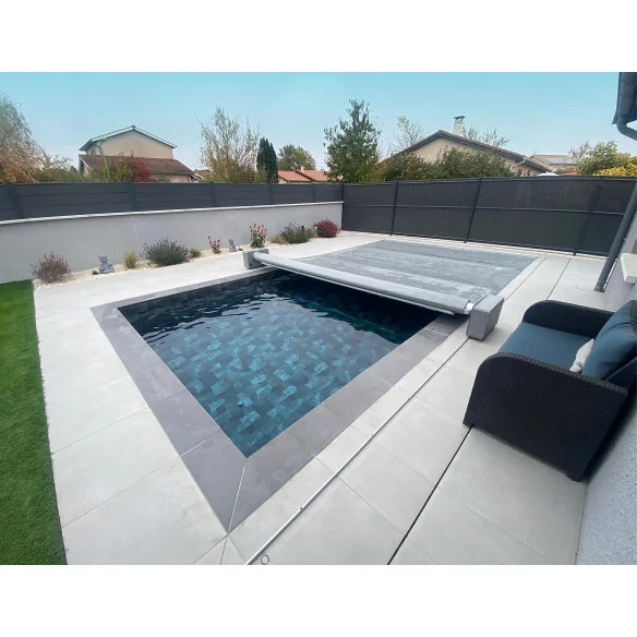 Cobertura de ripas com rolo solar para piscinas