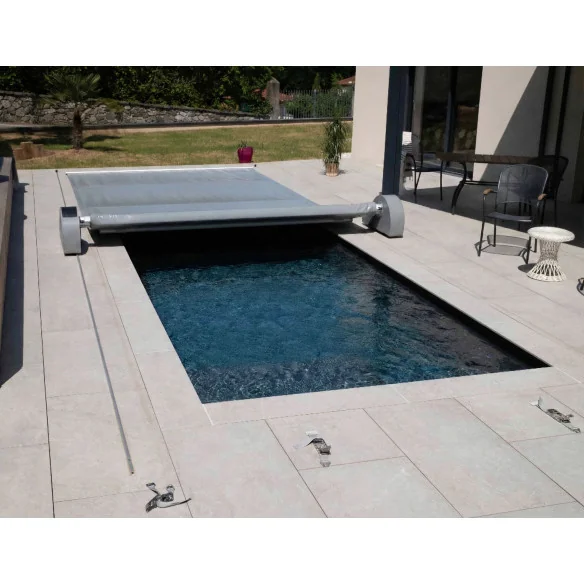 Cobertura de ripas com rolo solar para piscinas