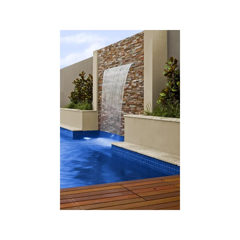 cascada en una piscina