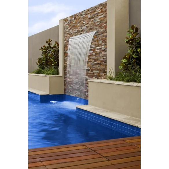 cascada en una piscina
