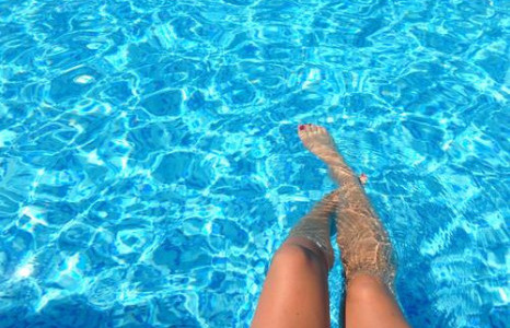 Limpiafondos eléctrico o manual, ¿cuál es mejor para tu piscina?